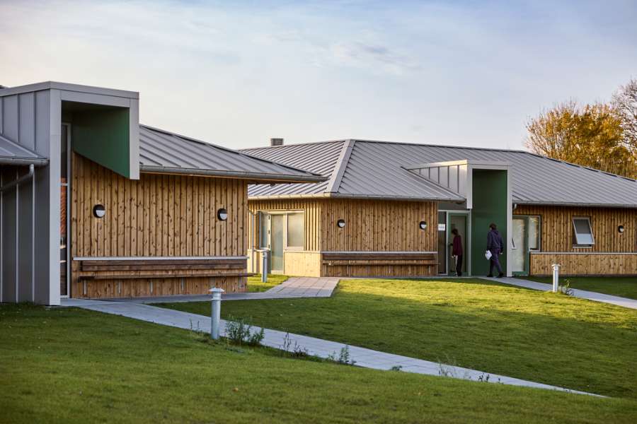 Moderne tagløsning fuldender efterskolebyggeri, Rågelund Efterskole, Rågelundvej 179, 5240 Odense NØ